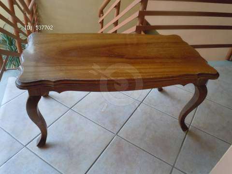 Vendo mesa de madera. ideal para una sala o cuarto con decoración rústica