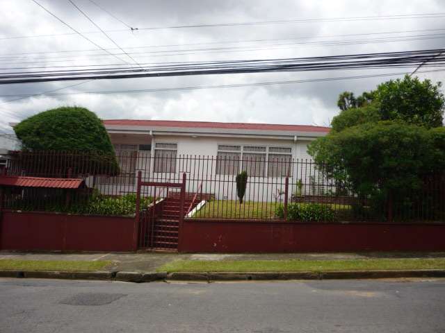 Casa en zona comercial