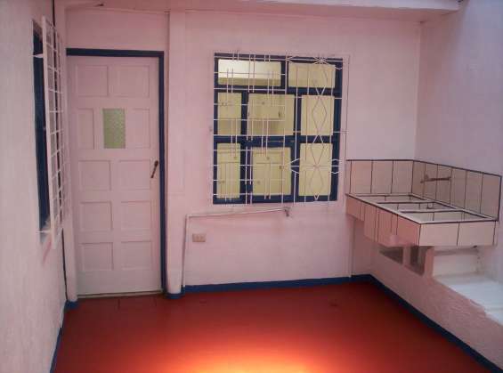 Cuarto de pilas y patio techado con láminas de policarbonato