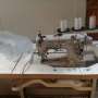 Maquina de coser overlok 5 hilos con mesa semi nuevA