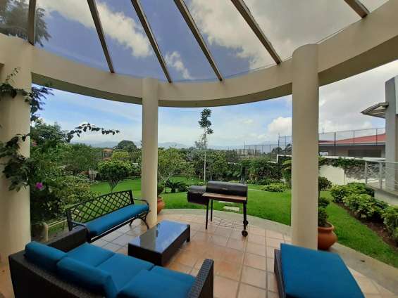Casa de 586 m2, 2012 m2 terreno, cerca de parque del este